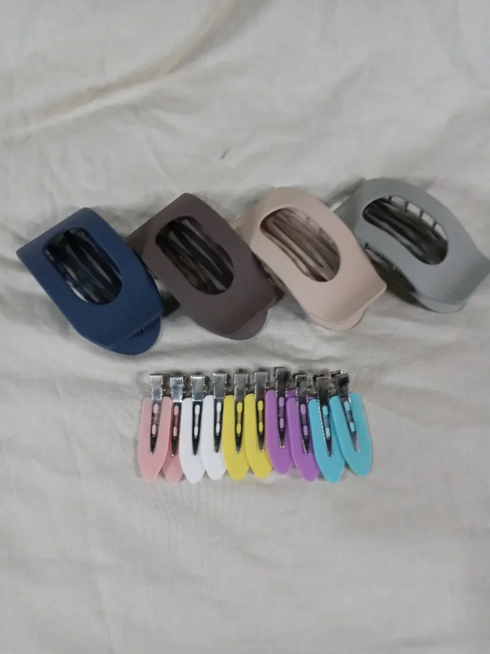 Assorted Colors Women Hair Clips Set Bundle 4 Large & 8 Small in Clean/ New Cond